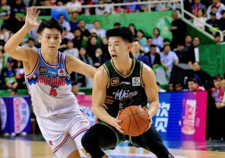 开云电竞-赛地聚焦——CBA季后赛冲刺阶段热度飙升，深圳男篮绝杀压哨，球迷炸锅，球队文化再被提及的简单介绍